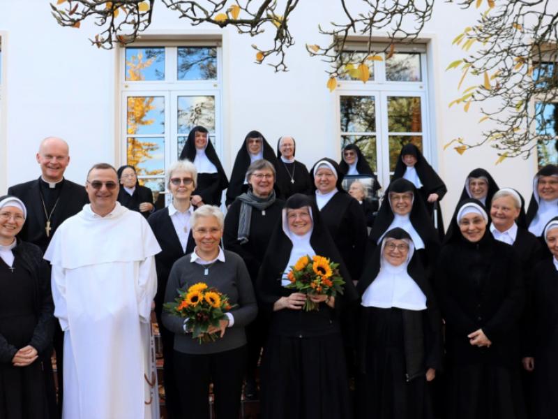 Mitglieder der Föderationsleitung mit Schwestern des gastgebenden Konventes in Essen und den Gästen Bischof Franz-Josef Overbeck, Essen, und P. Christophe Holzer OP, München 