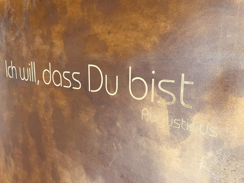 Am Eingang der Augustiner-Kirche, Würzburg 