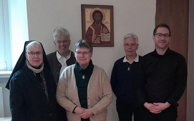 Schwestern des Konventes und Pfarrer DDr. Daniel Gerte von der Nord.-Kath. Kirche