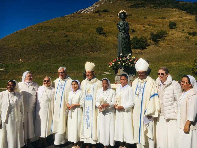 In der Mitte, zwischen den beiden Bischöfen, v. l.: Sr. Georgine und Sr. Violette 