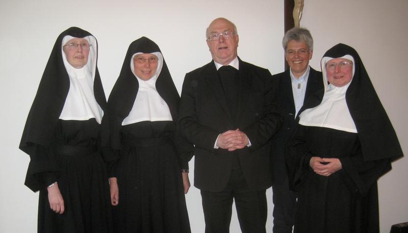 von links: Sr. M. Ulrike Brand, Assistentin und Lehrerin am Gymnasium St. Michael; Sr. M. Ancilla Ernstberger, Oberin und Lehrerin an der Realschule St. Michael; Erzbischof Hans-Josef Becker; Sr. M. Laetitia Eberle, 2. Ratsfrau, Ökonomin des Klosters; Sr. M. Gabriela Zmuda, 1. Ratsfrau 